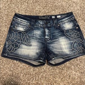 Miss Me signature short size 29